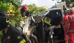 Lago di garda gente nel panico si mette in fuga per l'arrivo della grandine grossa See2daiscgim0m
