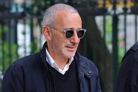 Johnny leclerc, issu d'une mère normande et d'un père alsacien, vit dans une cité de banlieue en compagnie de ses amis, beurs pour la plupart. Elie Semoun En Deuil Son Pere Est Decede