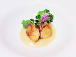 Quando le patate si saranno raffreddate, riunirle con il baccalà in un recipiente a bordi alti e, con l'aiuto di un frullatore a immersione, emulsionare il composto versando l'olio a filo, come per fare la maionese, fino a renderlo. Entree Di Capesante Su Crema Di Patata Bianca Con Beurre Blanc Saporie