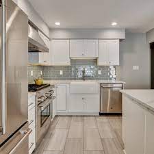 There are two options for waterproof vinyl floors: 75 Beautiful Modern Vinyl Floor Kitchen Pictures Ideas July 2021 Houzz
