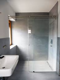 Eine Schiebetur Aus Glas Fur Die Dusche Ganzglasdusche Schiebetur Bad Dusche Dusche Schiebetur Betonfliesen Bad Beton Badezimmer