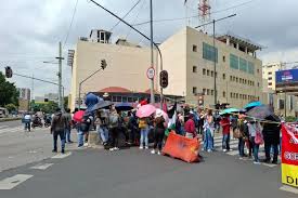 Bloquea CNTE sedes de televisoras en CDMX