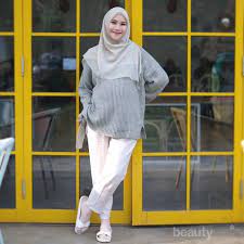 Fashion saat ini marak dengan hijab. Intip Inspirasi Outfit Hijab Untuk Ibu Hamil Dari Para Hijabers Artis Dan Selebgram Berikut Ini