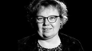 Jeg lod døren stå åben, og jeg kunne se mine kollegaer gå forbi udenfor,  men der var aldrig nogen, der kiggede ind«