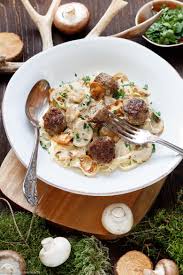 Nudeln Mit Pilz Hackballchen In Pilzrahmsosse Emmikochteinfach Rezept Nudeln Mit Pilzen Pilzrahmsosse Lecker Kochen