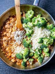 Cheesy Cauliflower Rice With Broccoli And Chicken Recipe Broccoli Chicken Recipes Chicken Recipes Cauliflower Recipes