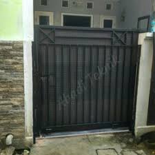 Pintu gerbang besi tempa klasik saat ini telah menjadi populer kembali.selain berfungsi sebagai pengaman rumah, pintu gerbang besi tempa dan pagar besi tempa juga menjadi salah satu faktor pendukung untuk keindahan rumah mewah bergaya klasik.model pintu gerbang besi tempa klasik dan pagar besi tempa saat ini lebih banyak seiring dengan perkembangan zaman. Images Tokopedia Net Img Cache 250 Square Vqbcm
