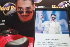 Download lagu bintang budak kacamata mp3 dapat kamu download secara gratis di metrolagu. Cermin Mata Ikonik Hael Husaini Dipamerkan Di Hard Rock Hotel Hiburan Mstar