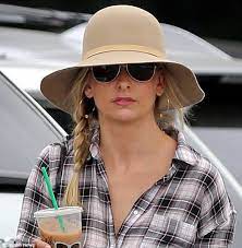 Under Cover Sarah Michelle Gellar Hides Behind Big Hat And Sunglasses Sarah Michelle Gellar Michelle Beige Hat