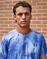 Say see ya to the heat with Iso-Chill fabric designed to keep you cool  ❄️Cop UA Launch Elite.