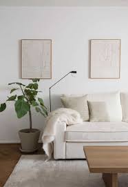Hay mil maneras de decorar con estantes de madera, para darle un toque más natural, y poner plantas que adornen la pared principal de tu sala de estar. 10 Maneras De Incorporar Plantas Dentro Del Hogar Sala De Estar Minimalista Decoracion De Interiores Decoracion Interiores Casas