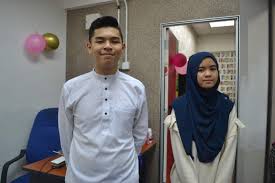 Nasi ayam ialah di mana nasi dimasak dengan pelbagai rempah dan kemudian dihidang dengan ayam yang di bakar, mahupun goreng serta lengkap dengan pelbagai sos cili dan kicap. My Small World Silaturrahim Dengan Keluarga Dari Paris 2019