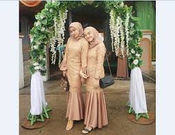 Kumpulan model kebaya modern terbaru, model kebaya wisuda, kebaya muslim, kebaya pernikahan, kebaya perkawinan, kebaya muslim dian pelangi, kebaya jawa, kebaya anak muda, kebaya pertunangan, model kebaya modis terbaru, trend baju kebaya modern. Model Baju Kebaya Duyung Terbaru 2019 Model Kebaya Terbaru 2019