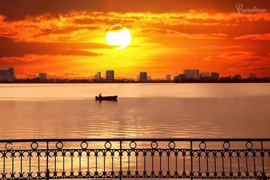 West Lake in Hanoi has the most beautiful sunset