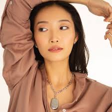 Versatility in the jewelry world refers to when a piece can be worn many  different ways. Our “Audrey” Link Necklace is just that. Simple and chic  alone, with one charm clipped on,