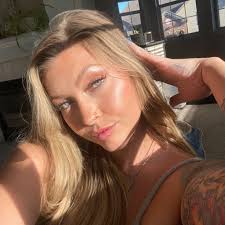 SOO EXCITED FOR MY FIRST EDC this year! Going sober unless it's 420  friendly! but looking to make some new friends while i can now! so hmu 💗🤍