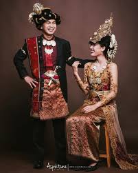 Mengabadikan momentum prewedding & wedding di jawa tengah juga menjadi destinasi yang pas bagi anda yang tinggal di jawa tengah atau bagi anda den aldi & mmd photography, salah satu spesialis foto pre wedding & wedding yang eksis di jawa tengah paham betul dengan tekhnis foto. Klasik Abis Begini Prewedding 10 Pasangan Seleb Bergaya Tradisio