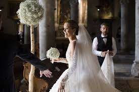 Robe de mariée vous propose régulièrement une sélection de robes de mariée pas cher découvertes sur le web. Decouvrez L Incroyable Et Scintillante Robe De Mariee De Victoria Swarovski Mariage Com