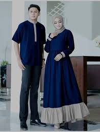 Sayangnya, masih ada yang belum percaya diri memakainya. 30 Model Gamis Couple Modern Terbaru Suami Istri