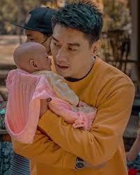 9 Potret Ifan Seventeen Bareng Anak dari Kembarannya