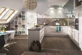 Eine Offene Wohnkuche Unterm Dach Bei Optimaler Raumausnutzung Die Topateam Schreiner Und Tischler Bieten Massgenaue Stau Home Attic Apartment Home And Living