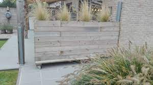 verplaatsbare grote bloembak op wielen doet bij ons dienst als handig windscherm bloembakken buitendecoraties houten plantenbakken