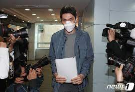 06:10 '尹 정책 과외교사' 대광초 김성한, '尹 방패' 서울대 이완규. Ojecjvqggsvwom