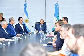 El gobernador de formosa gildo insfrán anunció junto a dirigentes sindicales que otorgará un aumento salarial del 42 por ciento, a pagar en tres partes, a los empleados estatales y garantizó la implementación de una suba en el haber mínimo de bolsillo para los docentes. El Gobernador De Formosa Participo De Una Reunion Interministerial Por Videoconferencia Noticias Argentinas Agencia De Noticias