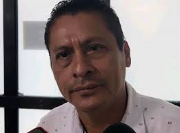 municipiosur.comEusebio González, presidente municipal de Tatahuicapan, de  nuevo anda metido en escándalos. Ordenó sacar del palacio municipal a un  conocido periodista sureño. Los que “apretaron” al comunicador fue el  comandante de la