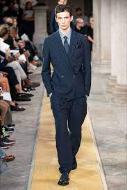 Abito da cerimonia nero in tessuto pregiato. Sfilata Moda Uomo Giorgio Armani Milano Primavera Estate 2020 Vogue Moda Uomo Stile Di Moda Moda