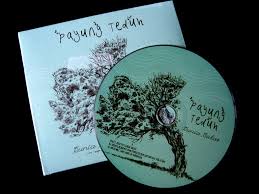 Cobalah mengahargai segala sesuatu yang kamu miliki, jangan sampai kamu kehilangan apa yang sudah ditanganmu karena sesuatu yang tidak bisa. Payung Teduh Dunia Batas Sebuah Antologi Dari Puisi Musik Dan Melankolia De Lupher