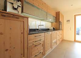 moderne holzkuche kuche aus fichte altholz mit schwarzer steinplatte altholz fichte holzkuche kuche moderne holzkuche kuche massivholz kuche holz
