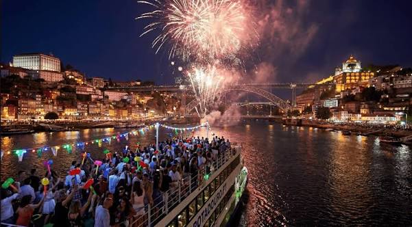 Crucero de San Juan en Oporto: Snacks y Fuegos Artificiales en el río Duero