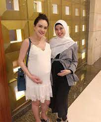 Shandy aulia tampil berhijab saat ikut agenda buka puasa bersama keluarganya (instagram). Hamil Bareng Shandy Aulia Chacha Frederica Candaan Jadi Kenyataan