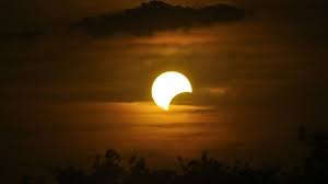 Any place inside of the green line will see a partial eclipse, while the places inside the red stripe will. Hrf6g Hm82v9im