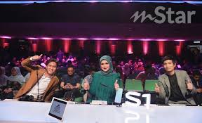 Minggu lepas ajai trending setelah memberi markah 2% sahaja dari 100% kepada dr hafiz yang menyanyikan fly me to the moon yang dikatakan nyanyiannya sumbang dari awal. Tiada Cabaran Nyanyi Lagu Pilihan Sendiri Siti Nurhaliza Mahu Peserta Big Stage Musim Kedua Lebih Variasi Hiburan Mstar