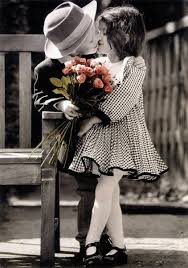 Black And White Kids Hugging Works Of Famous Children S Photographer Kim Anderson 71 Pics Kids Kiss Photographing Kids Cute Kids Photos