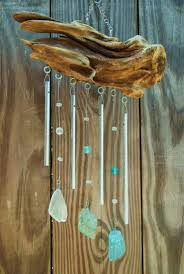 Le Bois Flotte Decore Le Jardin En Racontant Des Histoires Artisanat De Bois Flotte Carillons Diy Et Bois Flotte