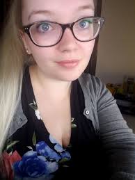 Does anybody have reviews for bombshell salon in holland? Did you like  it/have a good experience, were the people nice? Just curious and trying to  find out more about it! Thank you!