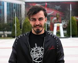 Tuğçe kandemir 1 ocak 1996 tarihinde mersin'de doğdu. Fester Abdu Deli Mi Ne Kimdir Boyu Kilosu Ve Yasi Youtube Magazin