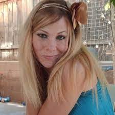 Jennifer Beets's Instagram, Twitter & Facebook