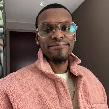 Kelly Kale's Instagram, Twitter & Facebook