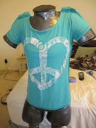 T Shirt Alteration Fix A Stretched Out T Shirt Collar And Sleeves Http Shannonmakesstuff Blogspot Com 2010 Altering Clothes T Shirt Diy Shirt Alterations