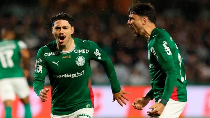 Palmeiras vence o Coritiba e segue isolado na lideran&ccedil;a do Brasileir&atilde;o - AG&Ecirc;NCIA ESPORTE