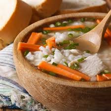 Se avete voglia di un comfort food nutriente e goloso, la zuppa di pollo e verdure è quello che fa per voi: Minestra Di Riso Con Pollo E Verdure