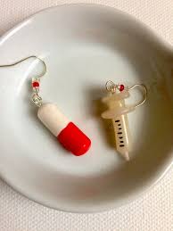 Boucle D Oreilles Rigolote Pour Infirmiere En Pate Fimo Boucles D Oreille Par Sidofimo Creation Boucles D Oreilles En Argile Polymere Bijoux En Argile Fimo