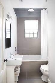 Small Bathroom With Platinum Interceramic Floor Tile Wraps Into Tub Surround And Mod Diseno Banos Pequenos Banos Modernos Pequenos Decoracion De Banos Modernos
