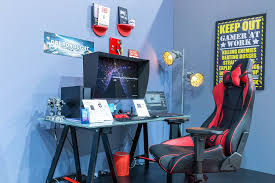 As all quality gaming chairs should, asus rog has kitted out their chariot with a headrest and lumbar pillows to provide ample support for extended gaming sessions, using memory foam to provide maximum comfort. Gamer At Work Desk Gaming Chair And Asus Proart Station D940mx Pc With Sleek Chassis Nvidia Geforce Rtx 2080 Ti Creative Commons Bilder