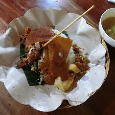 Superb babi guling (suckling pig) in bali. Nasi Babi Guleng Malen Bali Bild Von Warung Babi Guling Pak Malen Seminyak Tripadvisor