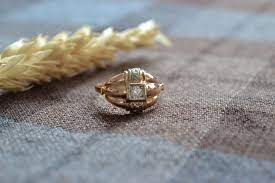 Ici, des objets anciens (porcelaines anciennes et argenterie ancienne), de l'art décoratif, des objets de décoration. ÙÙØ± Ø¨Ø§Ø±Ø§ÙØ§ Ø£Ø®Ø¨Ø±ÙÙ ÙÙØ± Louvre Des Antiquaires Bijoux Anciens Diorballpointpen Net